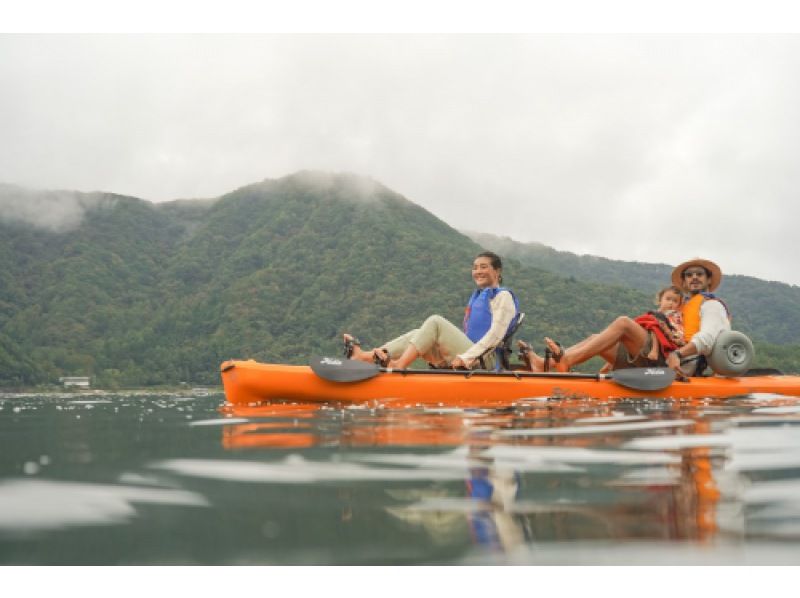 【山梨・西湖】誰でも簡単に乗れる2人乗り足漕ぎカヤック「Compass Duo（コンパス・ドュオ） 60分レンタル」の紹介画像