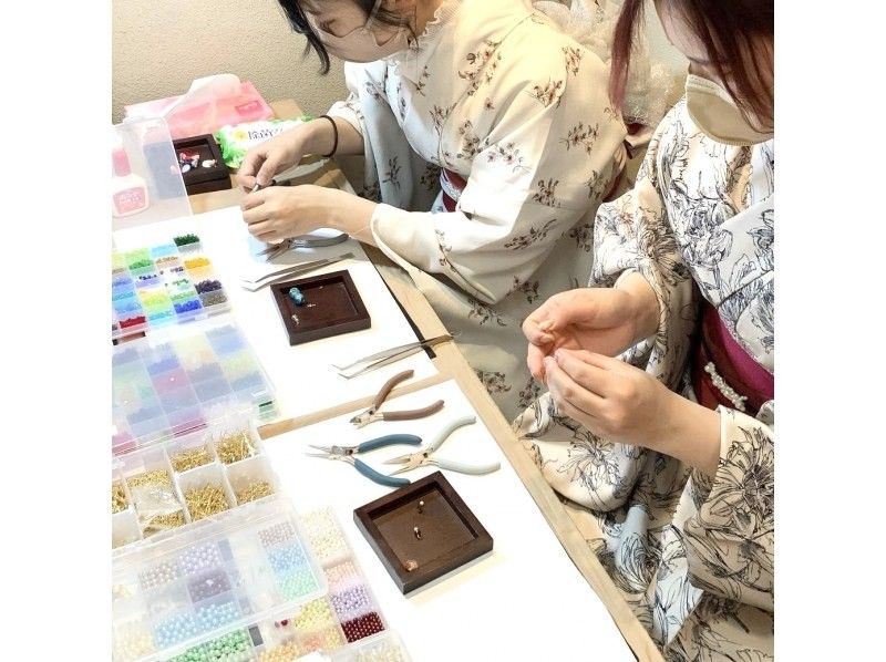 【京都・嵐山】女性人気！伝統工芸の手作りアクセサリー体験～かんざし、ピアス、イヤリング作り(60分)