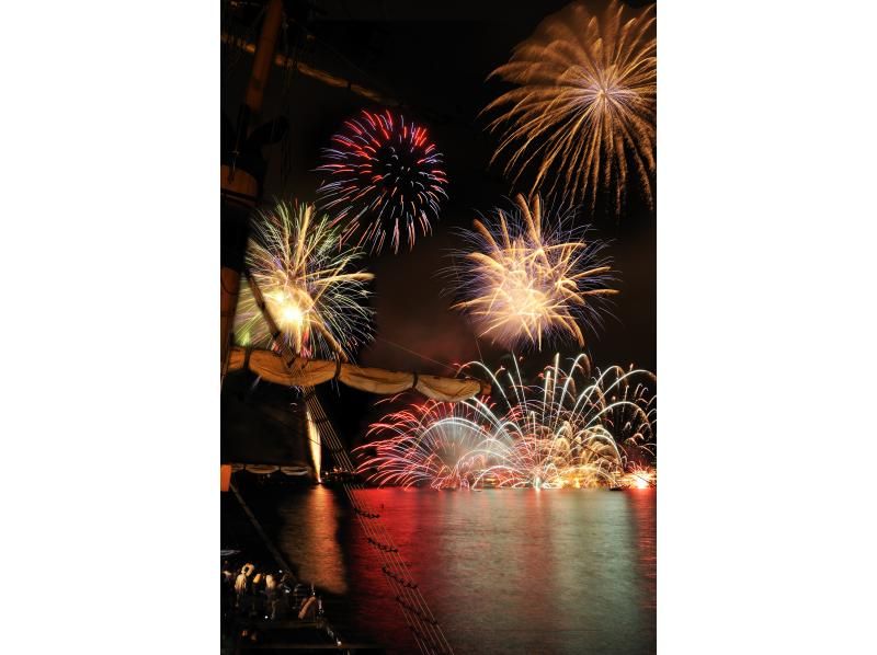 [ฮาโกเนะ] ความทรงจำของฤดูร้อน! เพลิดเพลินจากเรือ♪ Hakone Pirate Ship "ล่องเรือชมดอกไม้ไฟ" (ตั๋วขึ้นเรือชมดอกไม้ไฟ + ค่าธรรมเนียมการใช้ห้องโดยสารพิเศษ)の紹介画像