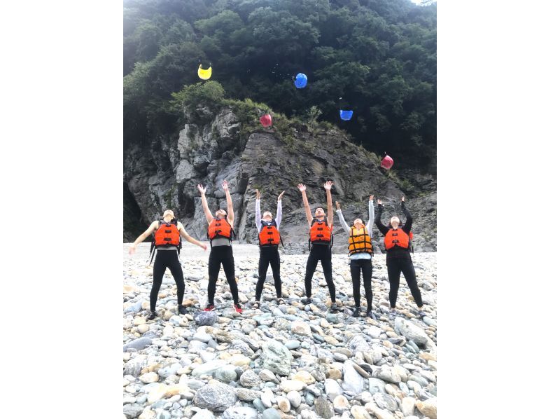 [Japan's No.1 rapids Yoshino River Koboke Rafting Course] ☆ Come empty-handed ☆ No additional fees ☆ All rental equipment is free ☆ Free photos & videos ☆ Insurance includedの紹介画像