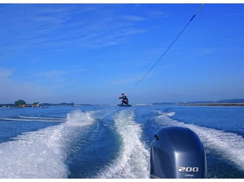 【宮城・松島】ウェイクボード、ウェイクサーフィン体験～初心者大歓迎！クルージングで松島の海で爽快な風を感じてみませんか♪の紹介画像