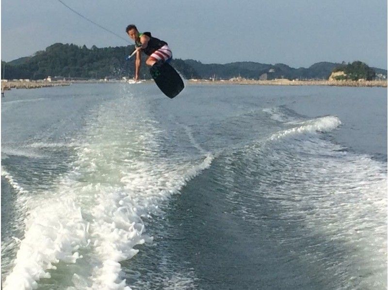 [Miyagi/Matsushima] Wakeboarding, wakesurfing experience ~ Beginners welcome! Would you like to experience the refreshing breeze on the Matsushima sea while cruising?の紹介画像