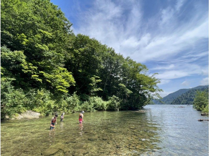 [Gunma Minakami Town] Okutone Lake 1 day excursion canoe tour! A special time to immerse yourself in nature! Enjoy the scenery aka 'Little Canada'の紹介画像