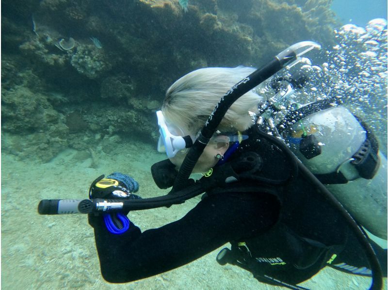 【沖縄・恩納村発】2日間ダイビングライセンス講習《送迎 可》青の洞窟ｵﾌﾟｼｮﾝあり★GoProデータプレゼント！事前学習+海洋講習2日の紹介画像