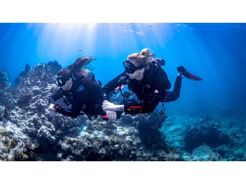 【沖縄・恩納村発】2日間ダイビングライセンス講習《送迎 可》青の洞窟ｵﾌﾟｼｮﾝあり★GoProデータプレゼント！事前学習+海洋講習2日の紹介画像