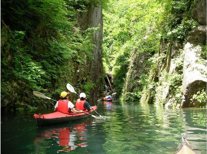 People enjoying the Nagatoro canoeing experience of Japan Outdoor Service