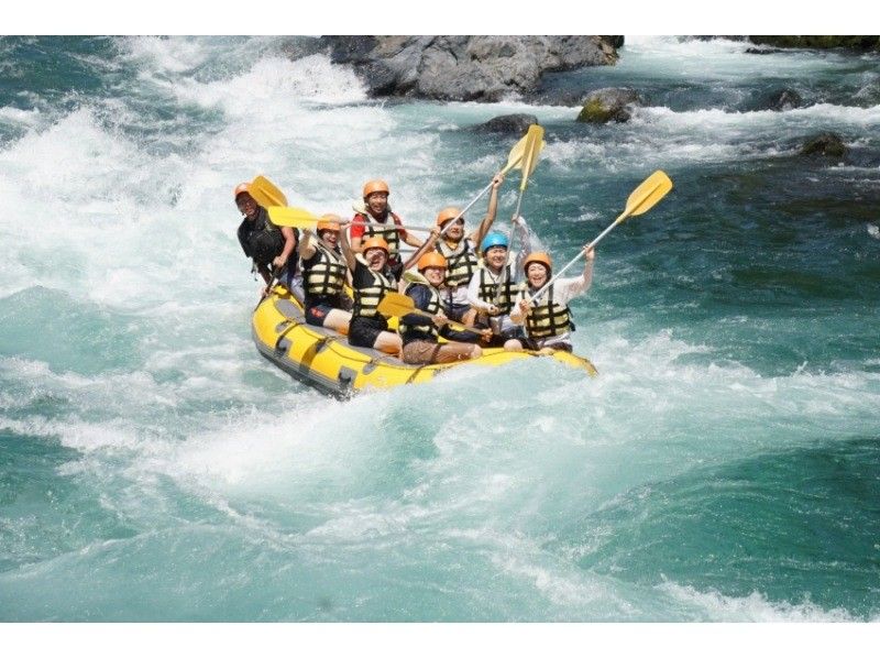 [Gifu Prefecture, Minami-cho, Gujo City / 14 o'clock course] Elementary school students are welcome ◎ Powerful rafting on the Nagara River! A natural roller coaster! (morning or afternoon) <Onsen ticket included! ＞の紹介画像