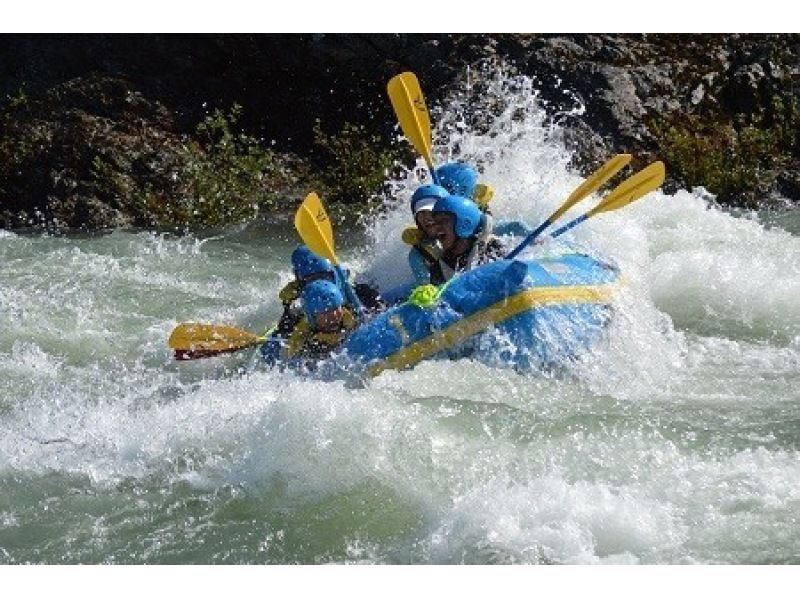 [Gifu Prefecture, Minami-cho, Gujo City / 14 o'clock course] Elementary school students are welcome ◎ Powerful rafting on the Nagara River! A natural roller coaster! (morning or afternoon) <Onsen ticket included! ＞の紹介画像
