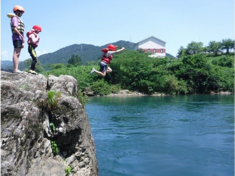 [Gifu Prefecture, Minami-cho, Gujo City / 14 o'clock course] Elementary school students are welcome ◎ Powerful rafting on the Nagara River! A natural roller coaster! (morning or afternoon) <Onsen ticket included! ＞の紹介画像