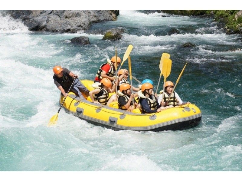 [Gifu Prefecture, Minami-cho, Gujo City / half-day] Elementary school students are welcome ◎ Powerful rafting on the Nagara River! A natural roller coaster! (morning or afternoon) with hot spring ticket and BBQ ♪の紹介画像