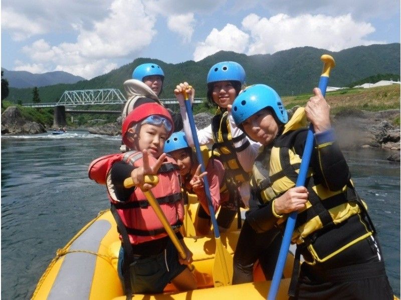 [Gifu Prefecture, Minami-cho, Gujo City / half-day] Elementary school students are welcome ◎ Powerful rafting on the Nagara River! A natural roller coaster! (morning or afternoon) with hot spring ticket and BBQ ♪の紹介画像