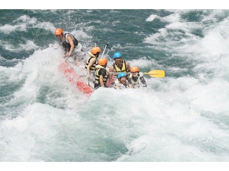 [Gifu Prefecture, Minamicho, Gujo City / 14 o'clock course] Elementary school students and children are welcome ◎ Powerful rafting on the Nagara River! (morning or afternoon) with hot spring ticket and BBQ ♪の紹介画像