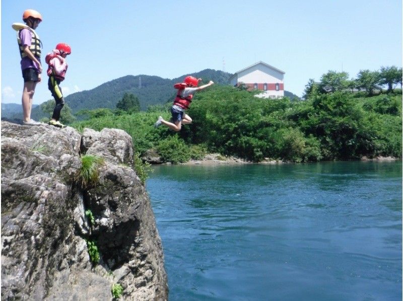 [Gifu Prefecture, Minamicho, Gujo City / 14 o'clock course] Elementary school students and children are welcome ◎ Powerful rafting on the Nagara River! (morning or afternoon) with hot spring ticket and BBQ ♪の紹介画像