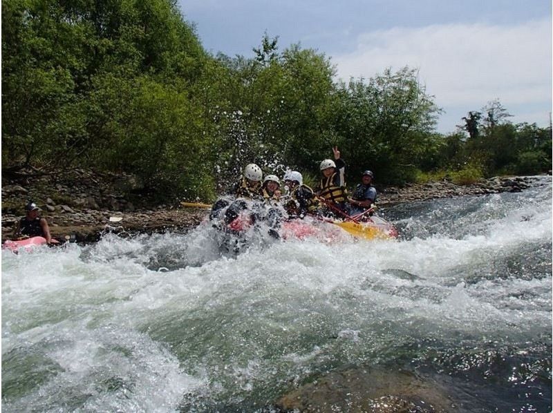 Niseko Activities Recommended for Spring Rafting Mt. Yotei's melting snow Speed ​​Thrilling Rapids Clear stream Shiribetsu River Hokkaido Outdoor Company BIG FUN