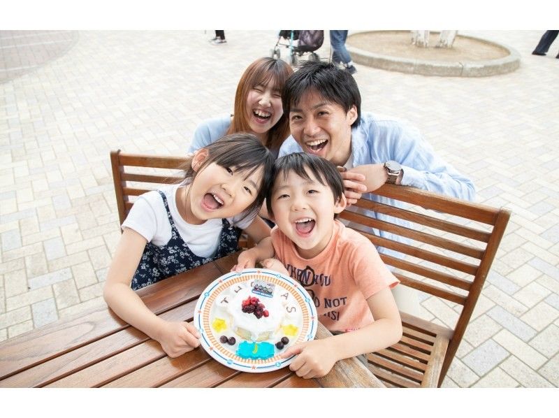 Fuji-Q Highland Thomas Land Parents and children surrounding the cake A popular place for families