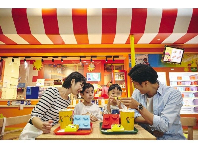 ครอบครัวกำลังสนุกสนานในโรงอาหารที่ LEGOLAND® Discovery Center Tokyo