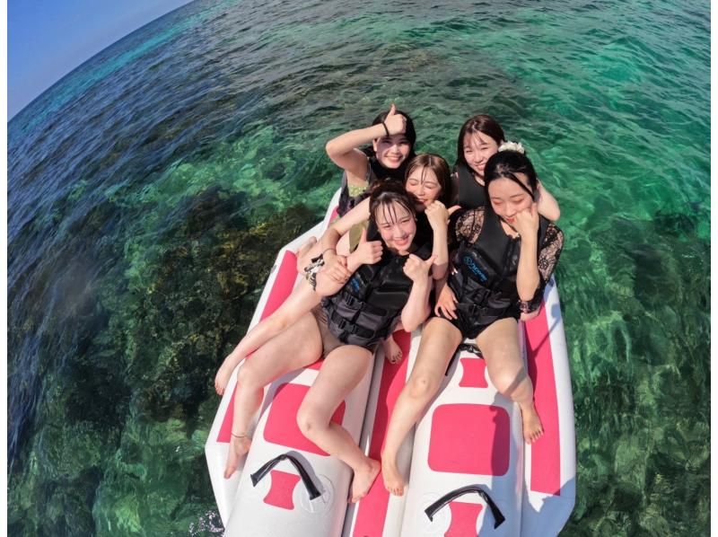 오키나와 「마린 숍 아울」 바나나 보트 체험을 즐기는 사람들