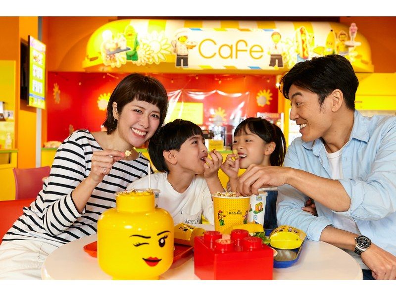 一家人在大阪樂高樂園探索中心享用咖啡館