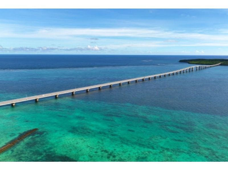 【沖縄・宮古島・来間島周】観光ガイド撮影付き☆さとうきびに囲まれた道を来間ブルーが広がるビーチへ！の紹介画像