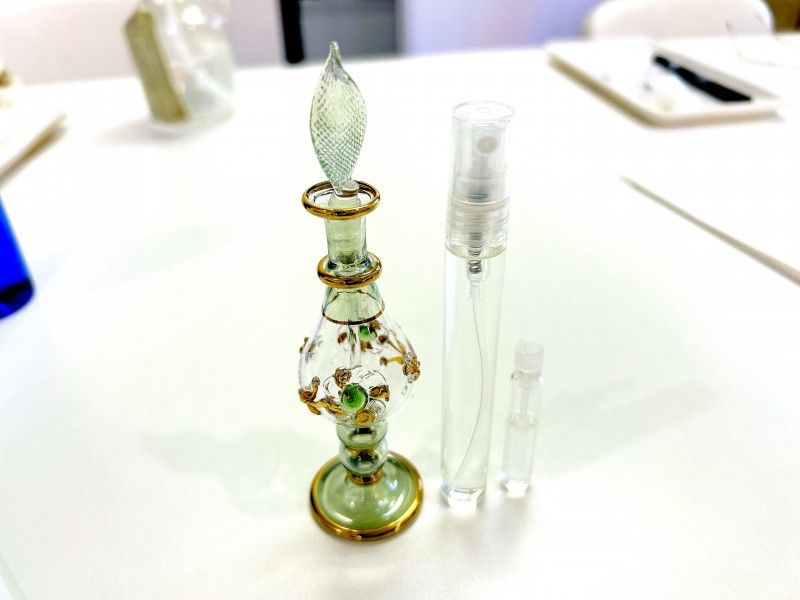 東京の事業者「合同会社ユーカリブルー」が実施する香水作り体験の様子