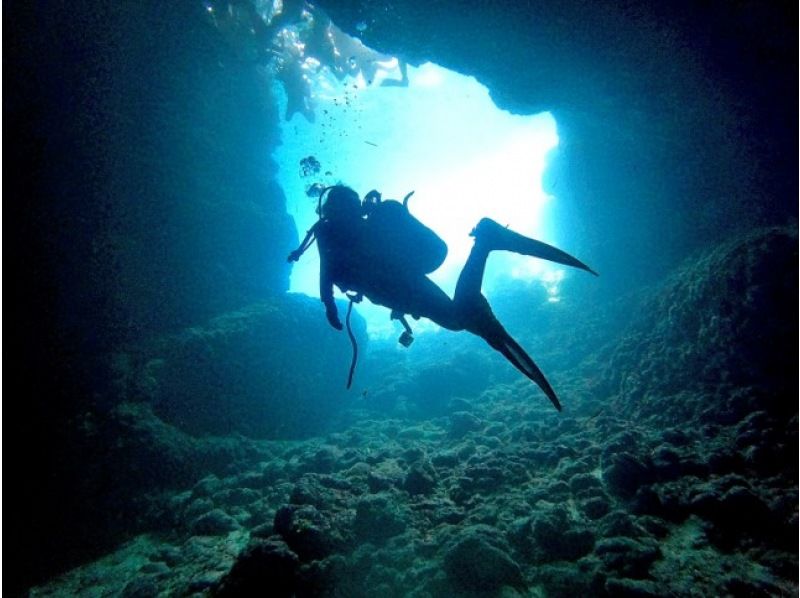 【恩納村青の洞窟⭐️雨天開催！】１人からOK！★貸切体験ダイビング★女性スタッフ在籍★当日予約、手ぶらで参加OK！シャワー、ドライヤー完備！の紹介画像