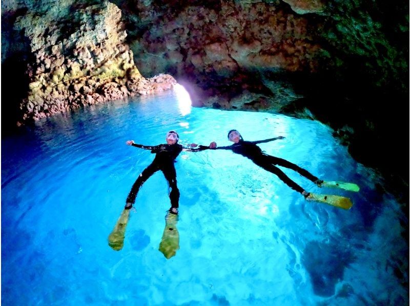 【恩納村青の洞窟】3歳から70歳までOK！★貸し切りシュノーケル！★雨天開催！★女性スタッフ在籍★無料写真撮影★当日予約、手ぶらで参加OKの紹介画像