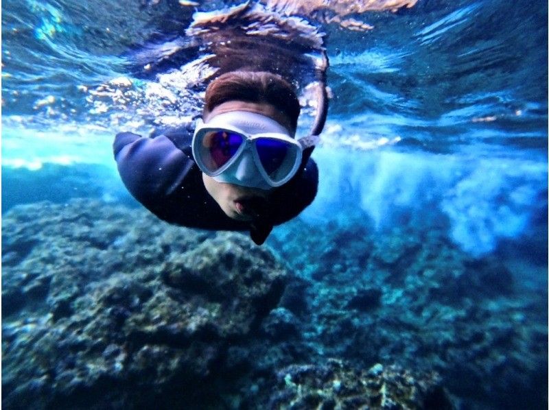 【恩納村青の洞窟】3歳から70歳までOK！★貸し切りシュノーケル！★雨天開催！★女性スタッフ在籍★無料写真撮影★当日予約、手ぶらで参加OKの紹介画像
