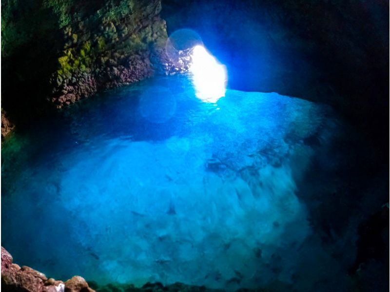 【恩納村青の洞窟】3歳から70歳までOK！★貸し切りシュノーケル！★雨天開催！★女性スタッフ在籍★無料写真撮影★当日予約、手ぶらで参加OKの紹介画像