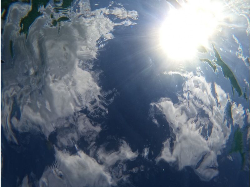 【恩納村青の洞窟】3歳から70歳までOK！★貸し切りシュノーケル！★雨天開催！★女性スタッフ在籍★無料写真撮影★当日予約、手ぶらで参加OKの紹介画像