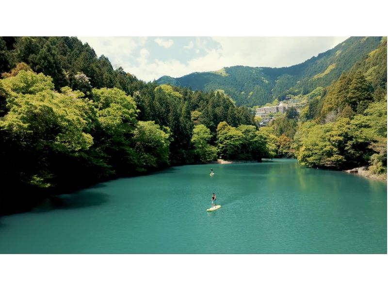 【奥多摩SUPデビュー】【ワンちゃん同伴OK】流れの穏やかな絶景湖で水上散歩。初心者も安心の2時間たっぷりレンタルプランの紹介画像
