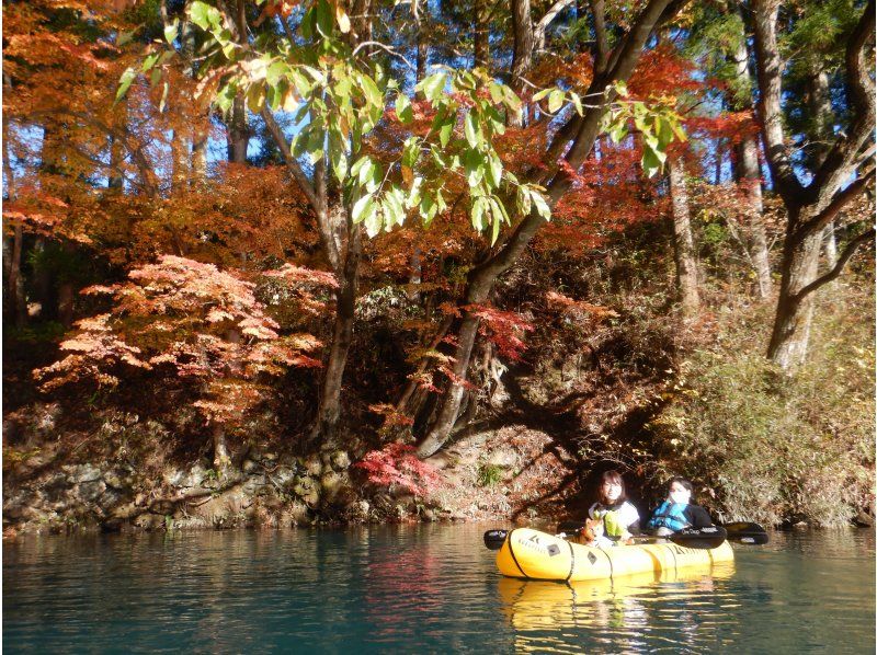 【ワンコOK】紅葉と青い湖「四万湖」を楽しめるパックラフトカヌー半日体験＊群馬・四万の紹介画像