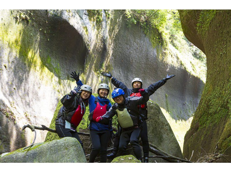 【別府・湯布院】由布川峡谷の神秘のチョックストーンを目指す★トレッキングツアー！！の紹介画像