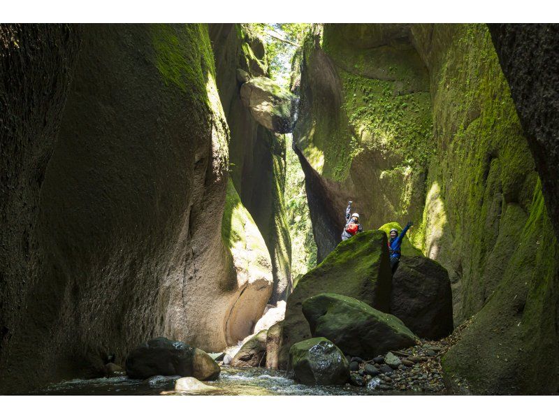 【別府・湯布院】由布川峡谷の神秘のチョックストーンを目指す★トレッキングツアー！！の紹介画像