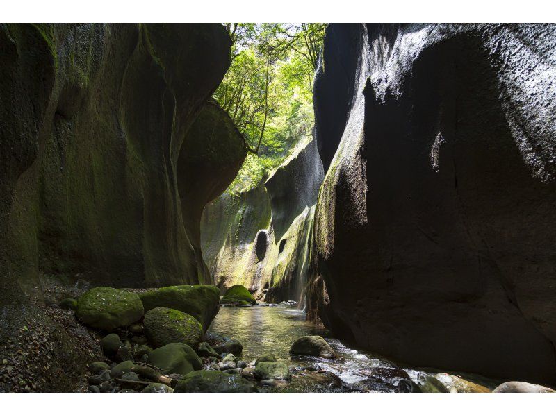 【別府・湯布院】由布川峡谷の神秘のチョックストーンを目指す★トレッキングツアー！！の紹介画像