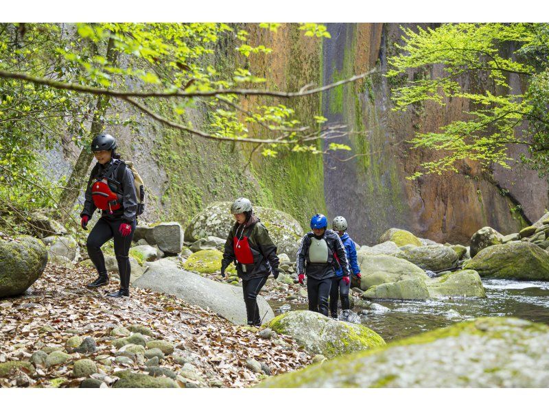 【別府・湯布院】由布川峡谷の神秘のチョックストーンを目指す★トレッキングツアー！！の紹介画像