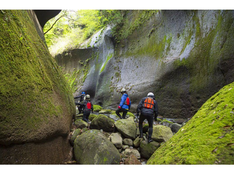 【別府・湯布院】由布川峡谷の神秘のチョックストーンを目指す★トレッキングツアー！！の紹介画像