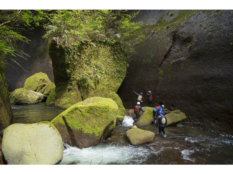 【別府・湯布院】由布川峡谷の神秘のチョックストーンを目指す★トレッキングツアー！！の紹介画像