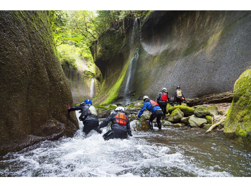 【別府・湯布院】由布川峡谷の神秘のチョックストーンを目指す★トレッキングツアー！！の紹介画像