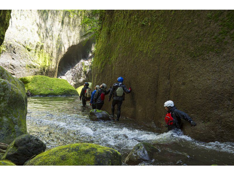 【別府・湯布院】由布川峡谷の神秘のチョックストーンを目指す★トレッキングツアー！！の紹介画像