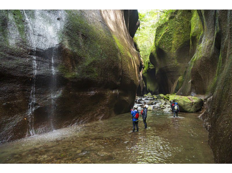 【別府・湯布院】由布川峡谷の神秘のチョックストーンを目指す★トレッキングツアー！！の紹介画像