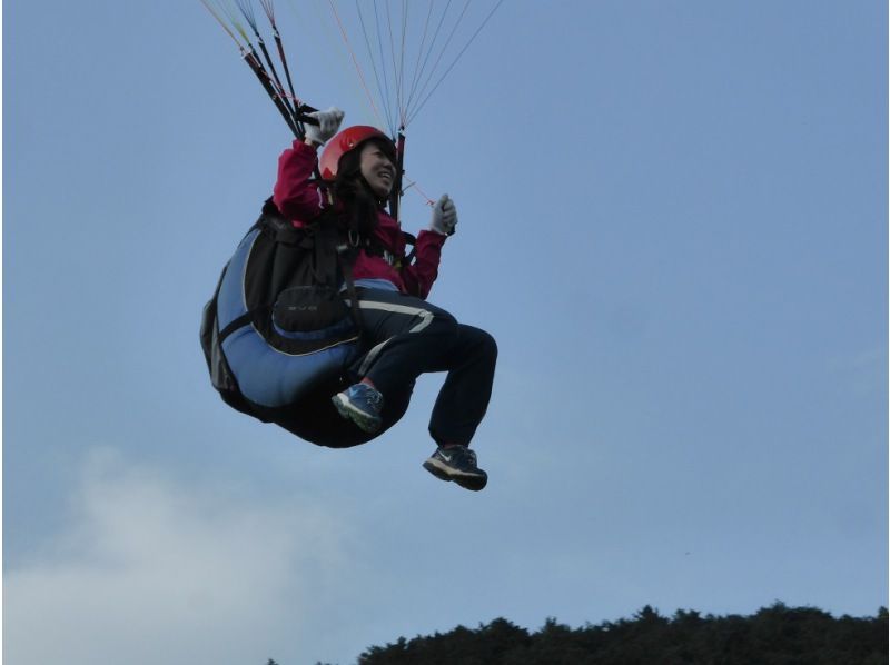 [เมือง ไซตามะ / เมืองโทะงางะวะ] สัมผัสประสบการณ์การลอยตัวที่ง่ายในทุกที่! หลักสูตร พาราไกลด์ดิ้ง(Paragliding) ครึ่งวัน·ตกลงจากอายุ 18 ปีの紹介画像