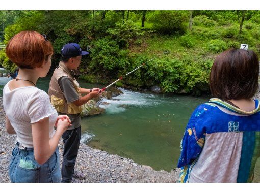 東京 奥多摩 初心者歓迎 土日祝日プラン フィッシングガイドが教えるニジマス釣り 釣りたての魚をその場で食べよう アクティビティジャパン