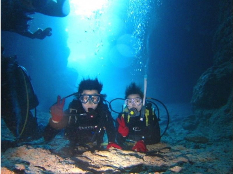 【沖縄・中部】『思い出フォト』青の洞窟ボート体験ダイビング（半日コース）の紹介画像