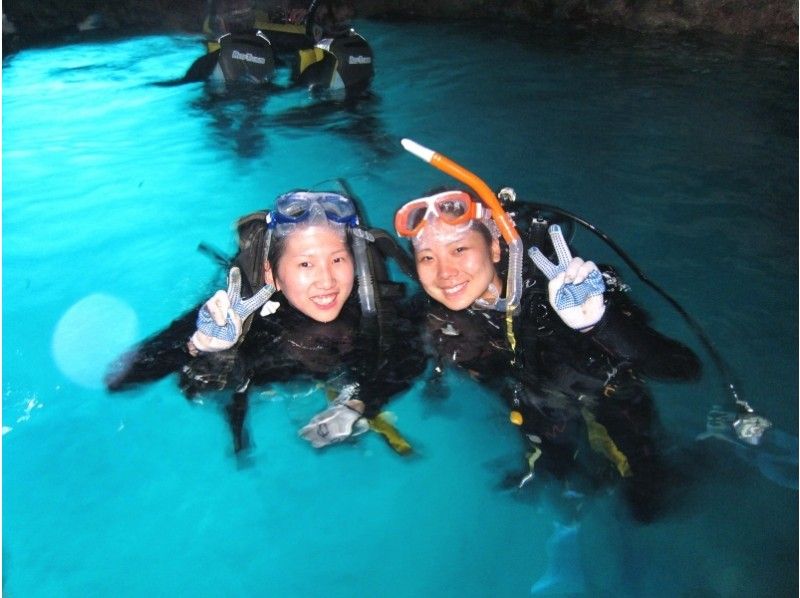 【沖縄・中部】『思い出フォト』青の洞窟ボート体験ダイビング（半日コース）の紹介画像