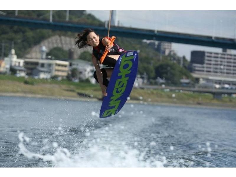 【 广岛 Naka-ku Eba】仅限初学者！ 花式滑水板体验课程不时！の紹介画像