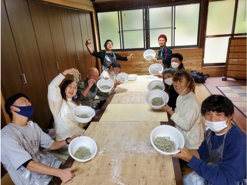 [เกียวโต] เฉพาะในญี่ปุ่นเท่านั้น! สัมผัสประสบการณ์การทำชาโซบะด้วยชาวาซูกะท้องถิ่น! ผู้สอนจะคอยช่วยเหลือคุณอย่างระมัดระวัง! ปลอดภัยสำหรับผู้เริ่มต้น เด็ก และผู้สูงอายุ! 200 คน โอเคの紹介画像