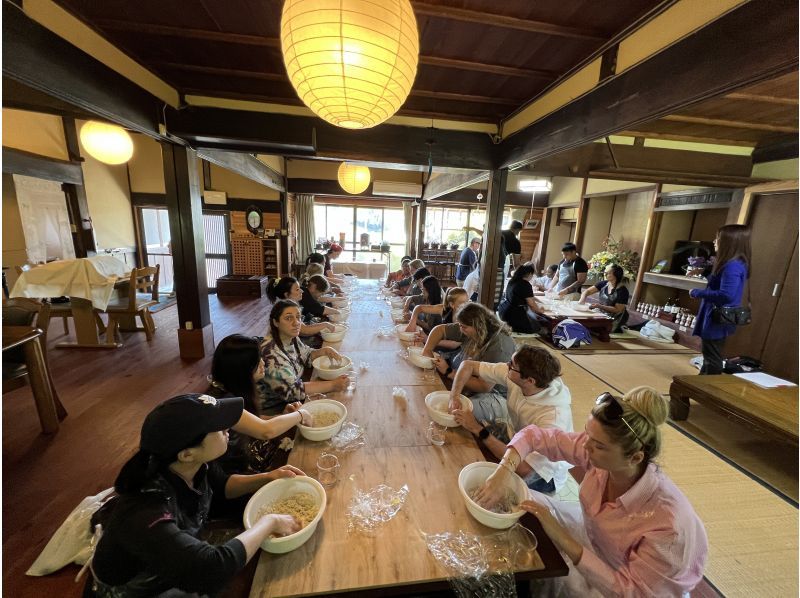 [เกียวโต] เฉพาะในญี่ปุ่นเท่านั้น! สัมผัสประสบการณ์การทำชาโซบะด้วยชาวาซูกะท้องถิ่น! ผู้สอนจะคอยช่วยเหลือคุณอย่างระมัดระวัง! ปลอดภัยสำหรับผู้เริ่มต้น เด็ก และผู้สูงอายุ! 200 คน โอเคの紹介画像