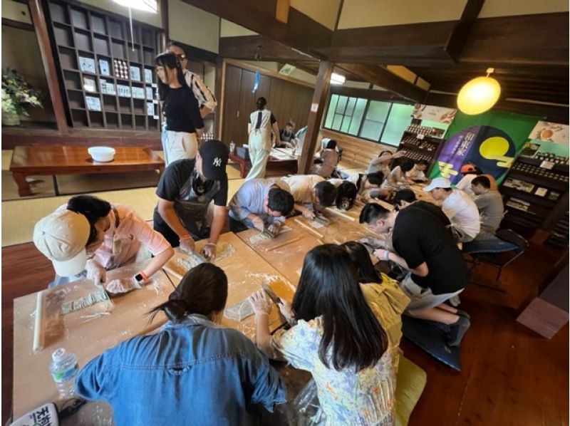 [京都]日本独有！体验用当地和束茶制作茶荞麦面！老师会细心支持你的！对于初学者、儿童和老人来说都是安全的！ 200人可以の紹介画像