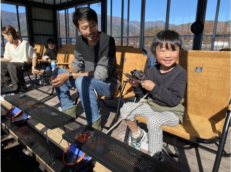 [Yamanashi Prefecture, Lake Kawaguchi] A 1 hour 30 minute smelt fishing plan for beginners! Eat smelt tempura! Experience fishing on a warm and comfortable modern dome boat!の紹介画像