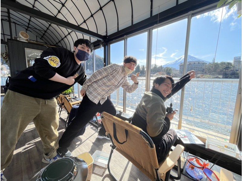 [Yamanashi Prefecture, Lake Kawaguchi] A 1 hour 30 minute smelt fishing plan for beginners! Eat smelt tempura! Experience fishing on a warm and comfortable modern dome boat!の紹介画像